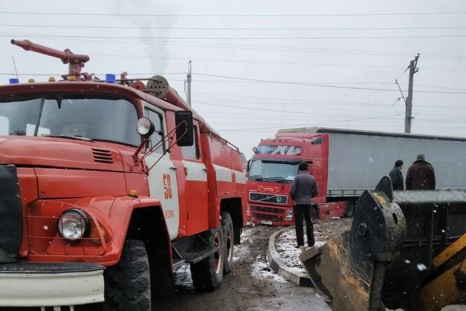 Ситуация на дорогах Харьковщины: спасатели вытащили фуру из грязи (фото)
