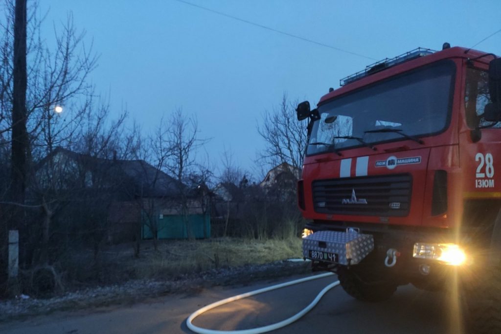 Харьковские пожарные вынесли из горящего дома двух угоревших от дыма граждан (фото)