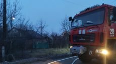 Харьковские пожарные вынесли из горящего дома двух угоревших от дыма граждан (фото)