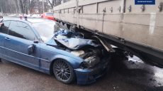 В Харькове легковушка въехала под полуприцеп грузовика (фото)