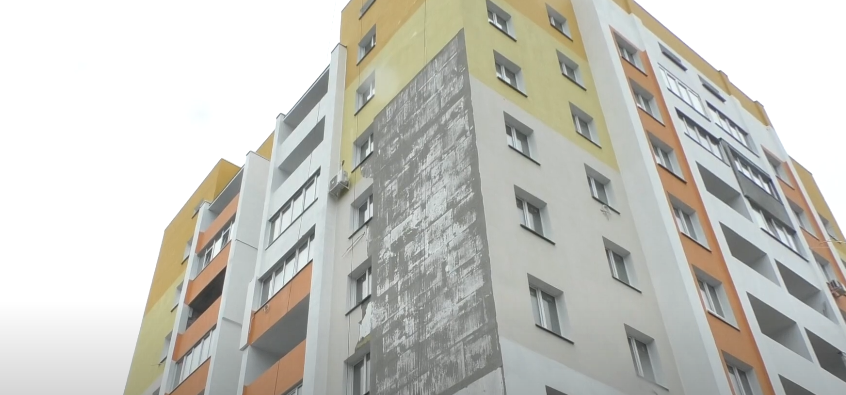 З фасаду новобудови на ХТЗ обвалилася штукатурка: архітектор назвав причину (відео)