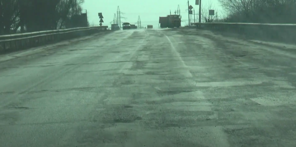 Харківська кільцева продовжує трощити автівки. Що обіцяють дорожники (відео)
