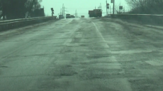 Харківська кільцева продовжує трощити автівки. Що обіцяють дорожники (відео)
