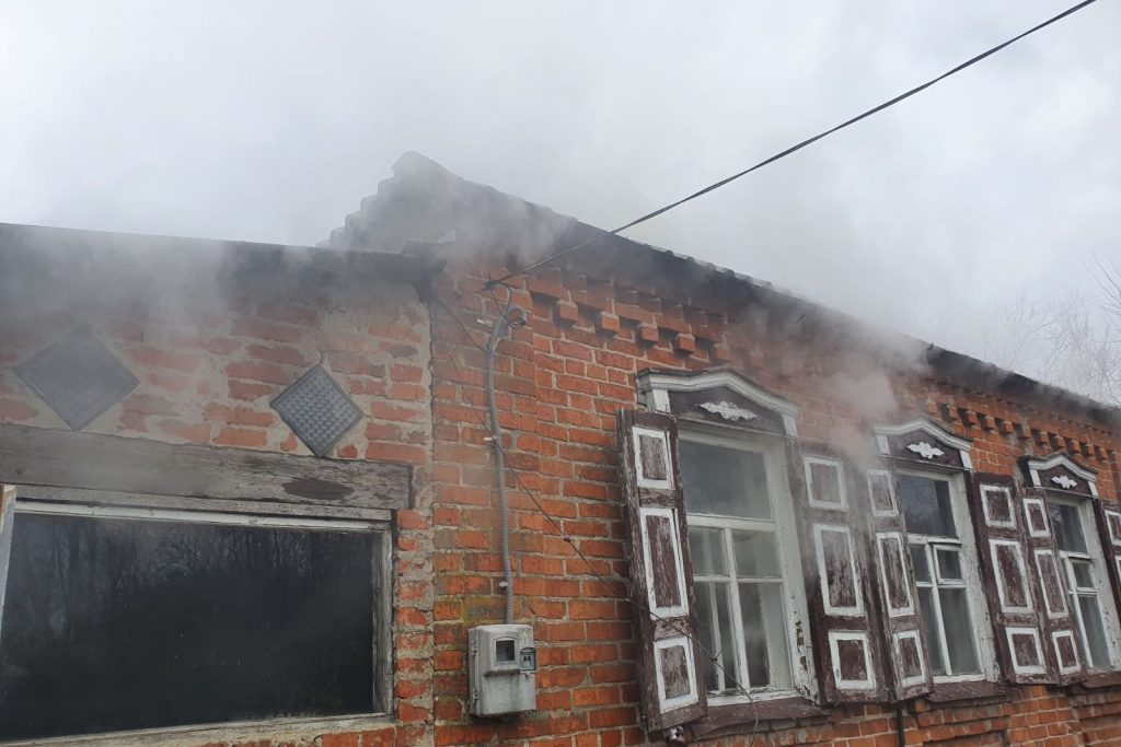 В Харьковской области мужчина отравился угарным газом во время пожара в своем доме (фото)