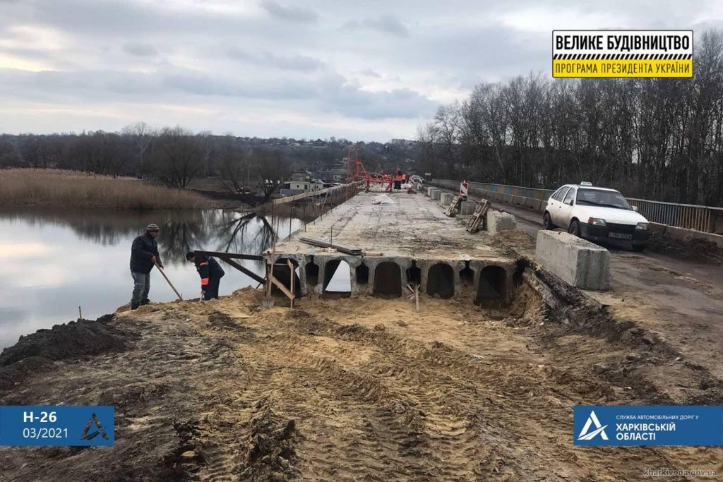 На Харьковщине ремонтируют мост на выезде из Чугуева (фото)
