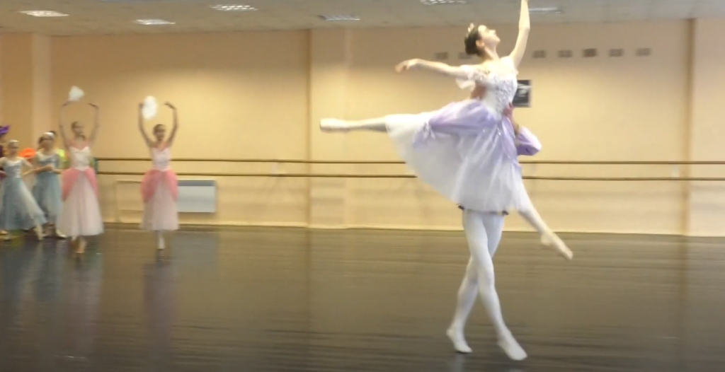 Атмосфера дитинства та казки: у ХНАТОБі виступатимуть юні артисти балету (відео)