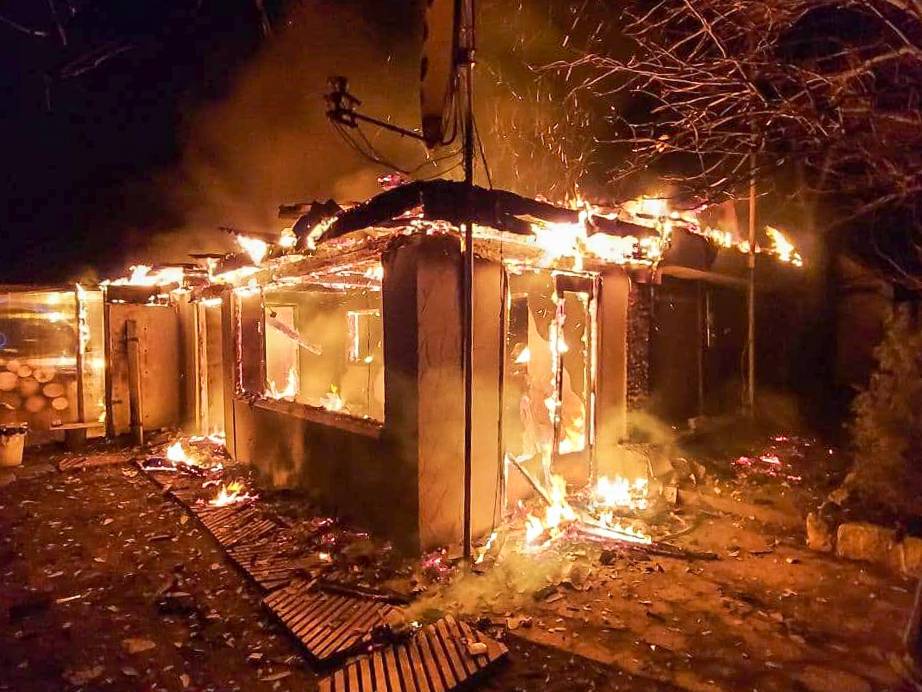 На Харьковщине дотла сгорел частный дом (фото)