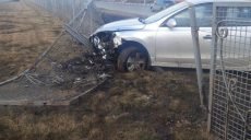 В Харькове иномарка врезалась в дорожное ограждение (фото)