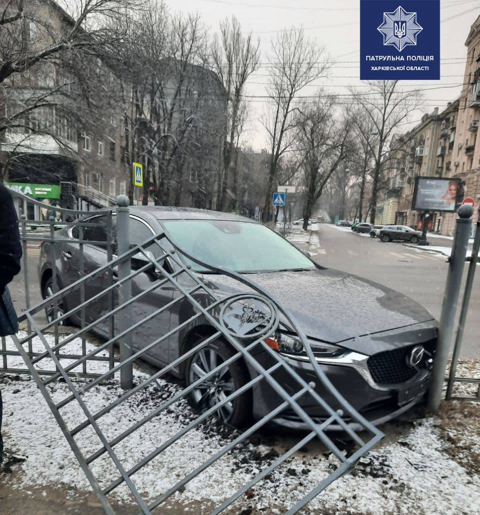 В центре Харькова пьяный водитель въехал в дорожное ограждение (фото)