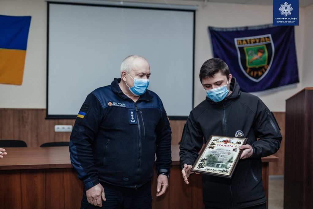 Харьковских патрульных наградили за спасение людей на пожаре (фото)