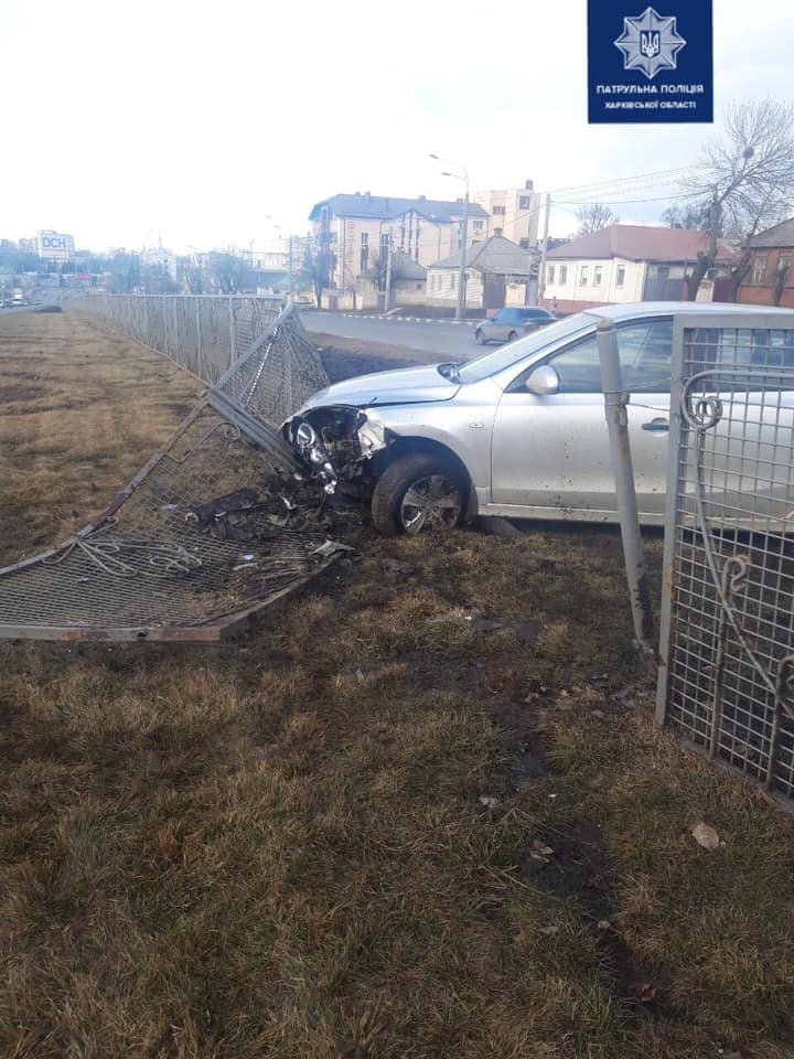 В Харькове иномарка врезалась в дорожное ограждение (фото)