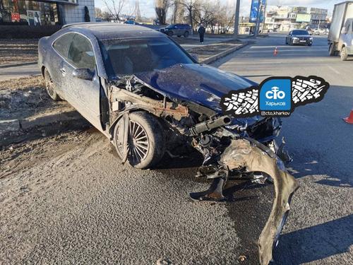 В Харькове Mercedes выехал «на встречку» и столкнулся с Volkswagen (видео)