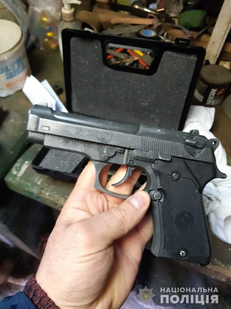 У харьковского пенсионера нашли пистолет и патроны (фото)