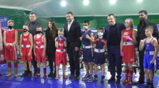 Капи, рефері та нещадні удари: у Харкові змагалися дітлахи-боксери (відео)