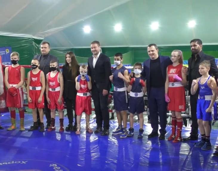 Капи, рефері та нещадні удари: у Харкові змагалися дітлахи-боксери (відео)