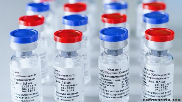 Зеленский вакцинировался от COVID-19 на Луганщине (фото)