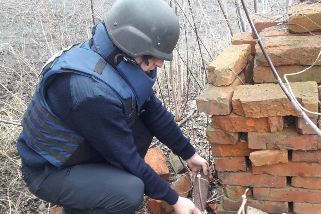 На Харьковщине во дворе частного дома нашли снаряд (фото)