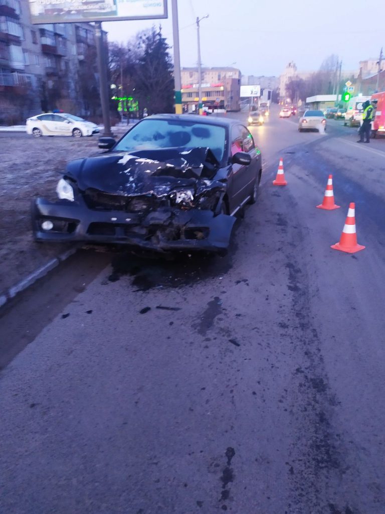 Водитель ВАЗ, деблокированный спасателями из авто, умер в карете скорой помощи (фото)