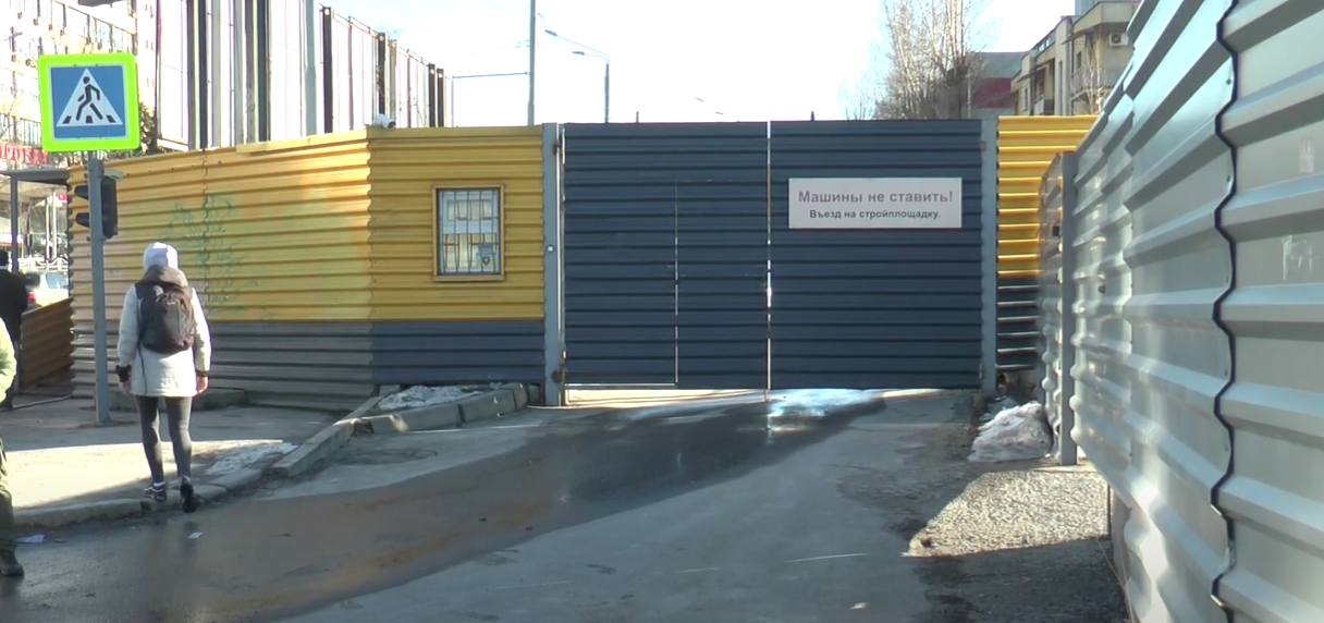 Нелегальна парковка на проспекті Науки: активісти заявляють про самозахоплення землі (відео)