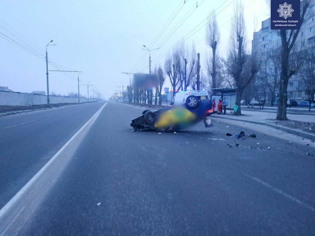 В Харькове перевернулась KIA Rio: двое пострадавших (фото)