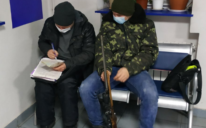 На Харьковщине экоинспекторы задержали вооруженного нарушителя (фото)