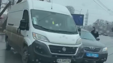 В Харькове микроавтобус протаранил авто копов (видео)