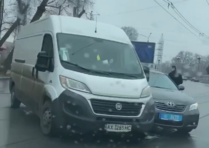 В Харькове микроавтобус протаранил авто копов (видео)