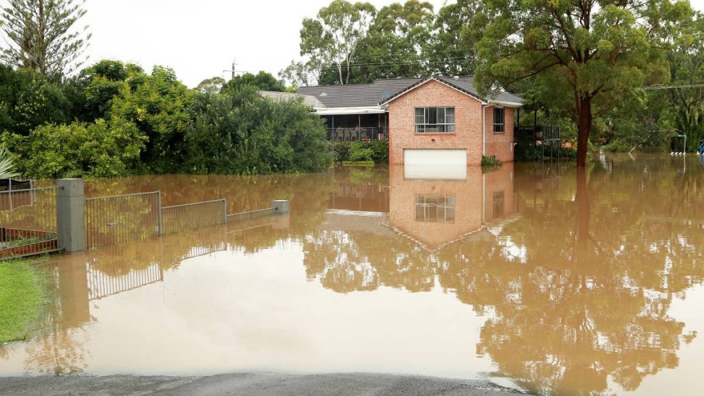 Рекордное наводнение в Австралии: такого не было 50 лет (фото, видео)