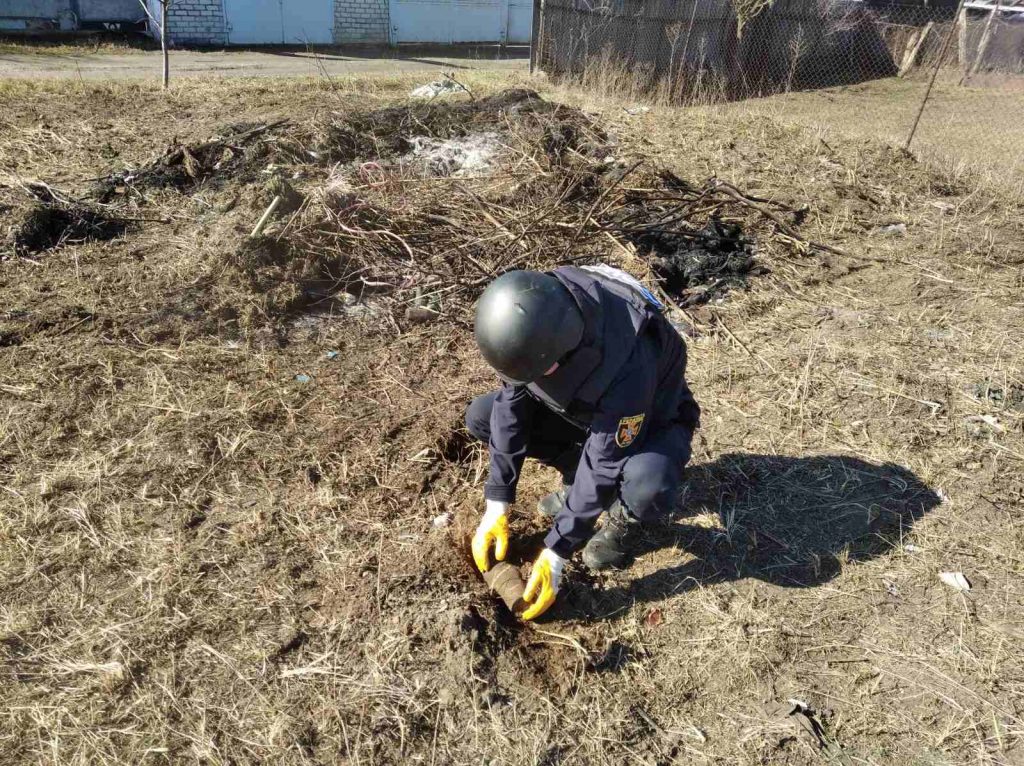 В Харькове уничтожили артснаряд и мину (фото)