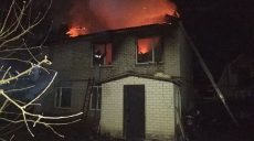 Под Харьковом загорелся двухэтажный дом: хозяина с ожогами доставили в больницу (фото)