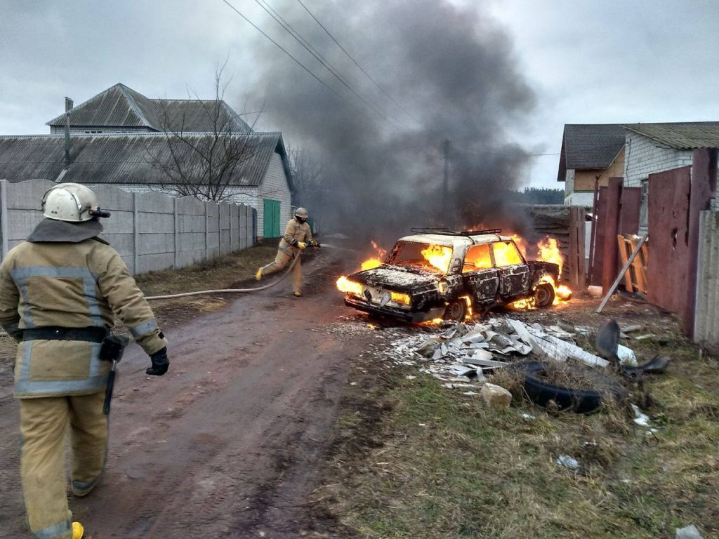 Под Харьковом во время движения загорелся автомобиль (фото)