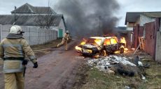Под Харьковом во время движения загорелся автомобиль (фото)