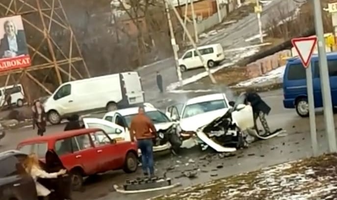 На Харьковщине произошло тройное ДТП (видео)