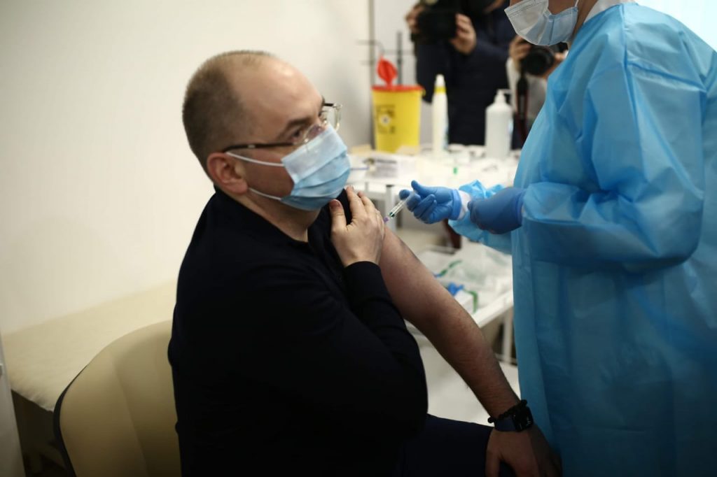 Министр здравоохранения вакцинировался против COVID-19 в прямом эфире