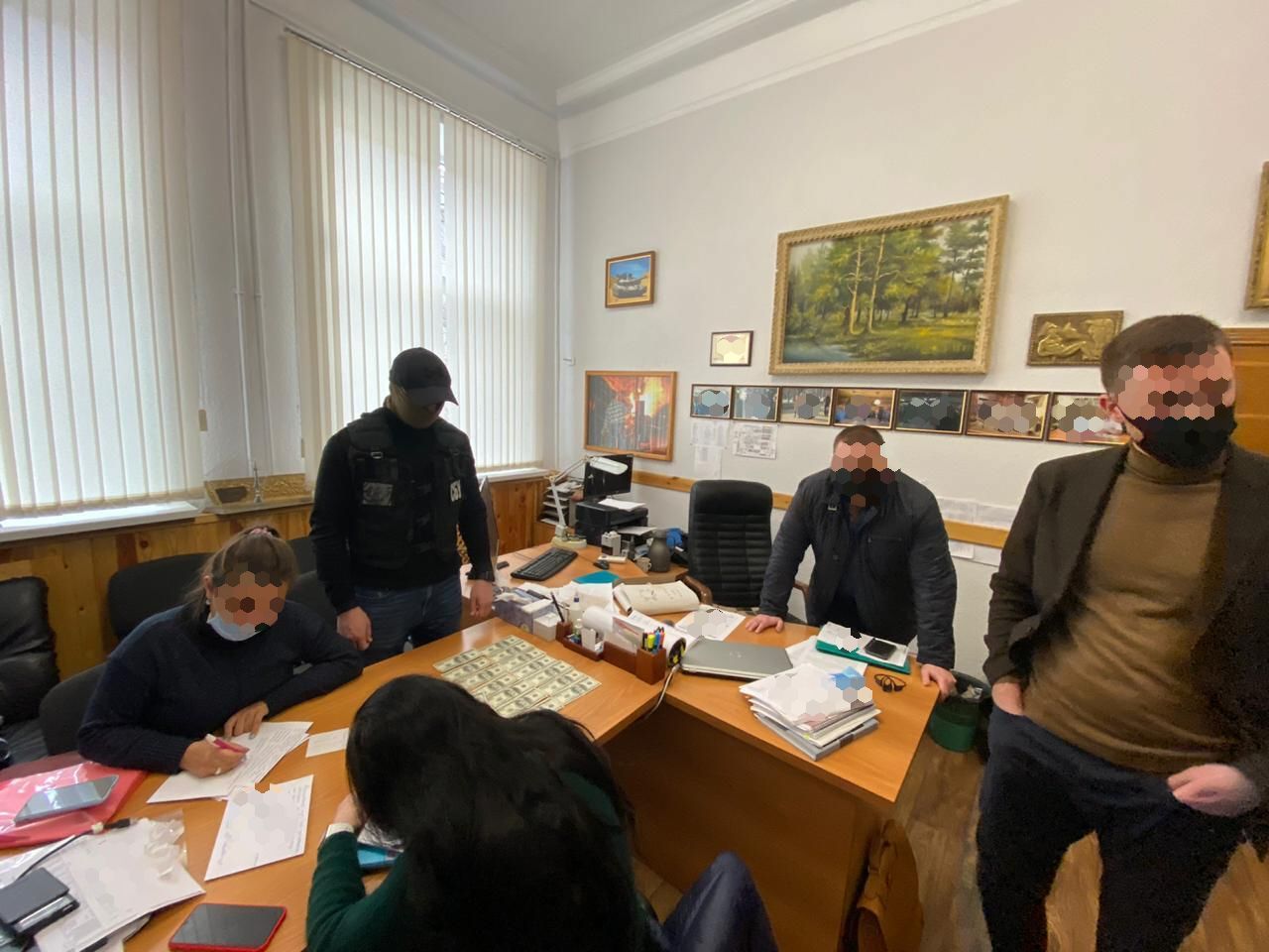 Долларовые взятки за возможность жить в общежитии: руководители «ХТЗ» предстанут перед судом (фото)