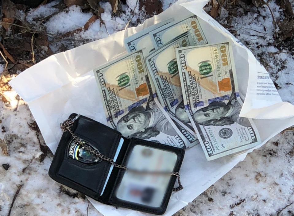 Требовал 1000 долларов за домашний арест: в Харькове задержали полицейского (фото)