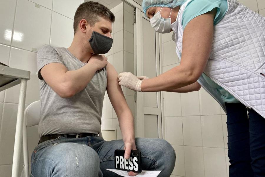 В Харькове против COVID-19 вакцинируются блогеры, журналисты и активисты (фото)