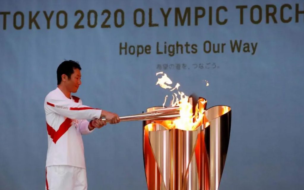 В Токио зажгли олимпийский огонь, но он погас в первый же день эстафеты