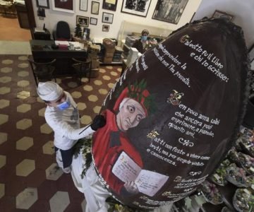 В Италии к Пасхе и 700-летию Данте Алигьери изготовили 2-метровое яйцо из шоколада (видео)