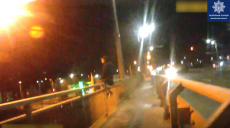 Пытался спрыгнуть с моста. Полиция показала, как спасали парня (видео)