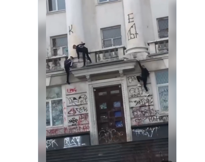 В Харькове руферы «штурмовали» здание банка (видео)