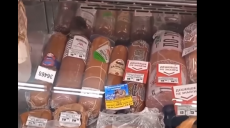 Посетители магазина на Харьковщине заметили среди колбас мышь (видео)