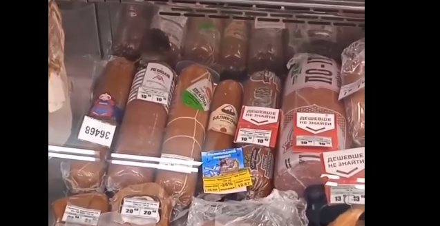 Посетители магазина на Харьковщине заметили среди колбас мышь (видео)