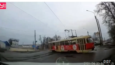 В Харькове водитель едва успел увернуться от сошедшего с рельсов трамвая (видео)