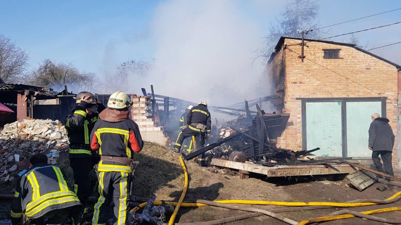 В Харькове семь часов тушили гараж во дворе частного дома (фото)