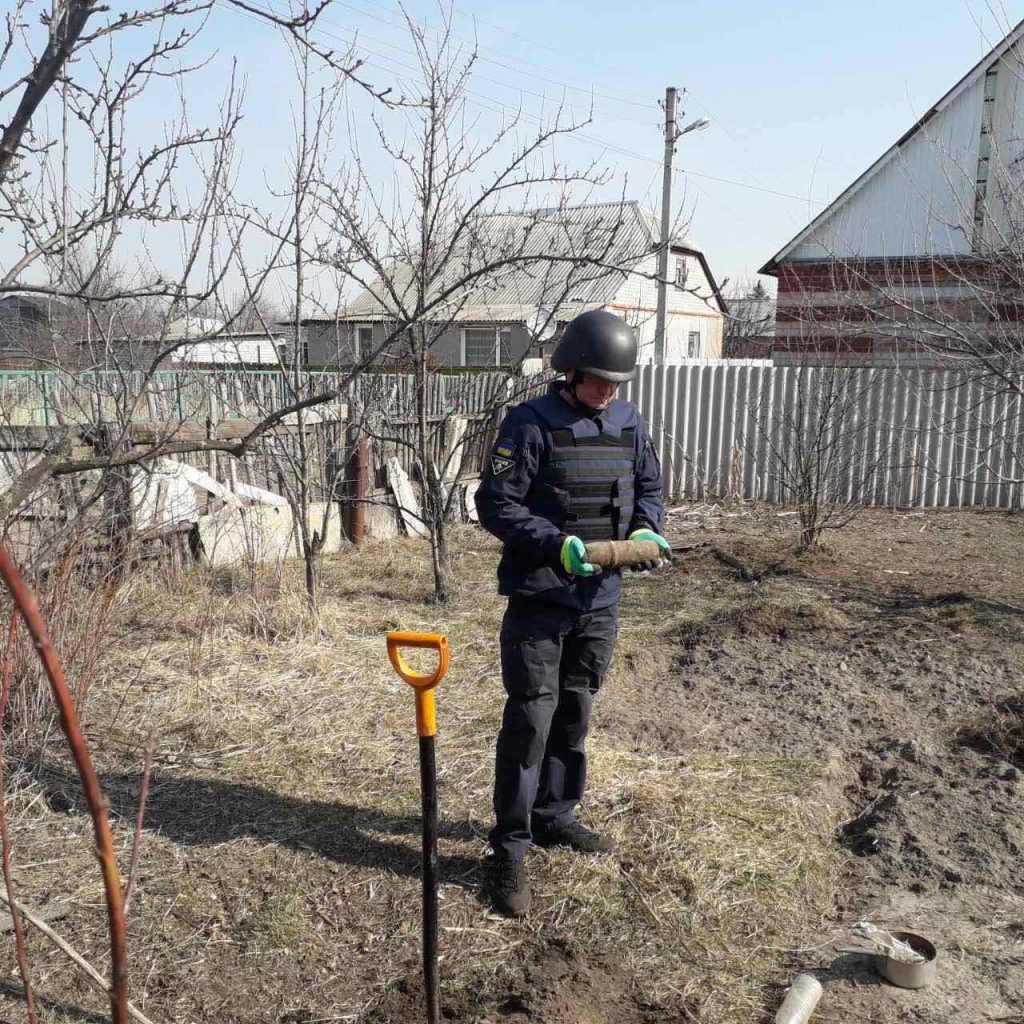 В Харьковском районе на территории школы нашли девять артснарядов (фото)