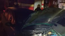 В Купянске во дворе дома загорелась легковушка (фото)