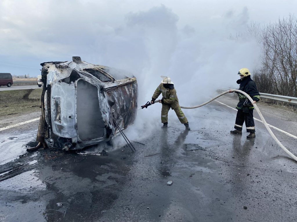 В Харьковской области на скоростной трассе перевернулся и загорелся автомобиль (фото)