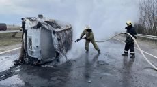 В Харьковской области на скоростной трассе перевернулся и загорелся автомобиль (фото)