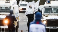 В Северной Ирландии уже шестую ночь продолжаются беспорядки: травмированы десятки полицейских